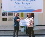 Kapolres didampingi Ketua Bhayangkari Kampar Menerima Bantuan Sarana Prasarana TK Bhayangkari dari BRI.