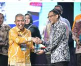 Komitmen Dukung Program Merdeka Belajar, Gubernur Riau Syamsuar Dianugerahi Penghargaan