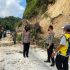Permalink ke Kapolsek Bangkinang Barat Pantau Lokasi Longsor di Bahu Jalan Lintas Sumbar-Riau