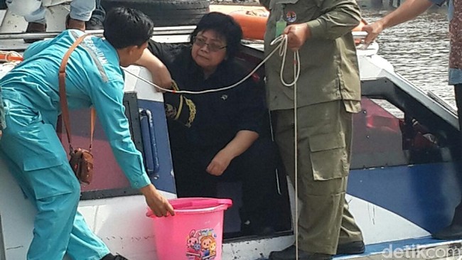 Permalink ke Menteri Siti Telusuri Sungai Siak, Ambil Sampel Air untuk Cek Pencemaran