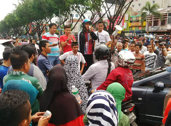 Permalink ke Pedagang Plaza Sukaramai Blokir Jalan Jenderal Sudirman Pekanbaru