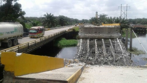 Permalink ke Jembatan Samsam yang Sedang dalam Perbaikan Runtuh, Tiga Orang Luka-luka