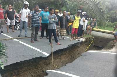 Permalink ke Kedalaman Lebih 2 Meter, Jalan Lintas Sumbar-Riau di Kuok Kampar Amblas