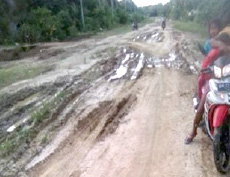 Permalink ke Jalan Poros Desa Titi Akar Rupat Bagaikan  Kubangan, Warga Sesali Pemkab Bengkalis 
