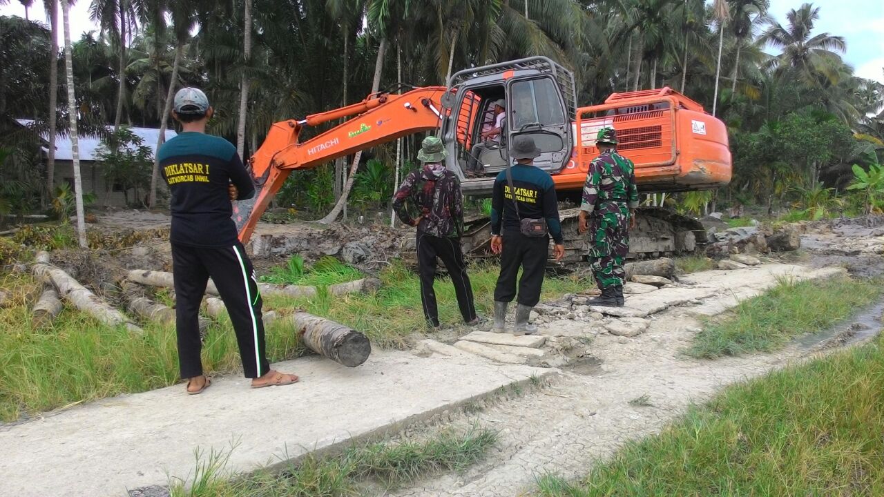 Permalink ke Danramil 07/Reteh  Bersama Masyarakat Laksanakan Kerja Bakti Perlebar Jalan Desa Nusantara Jaya Ke  Jalan Desa Kembang Mekar Sari