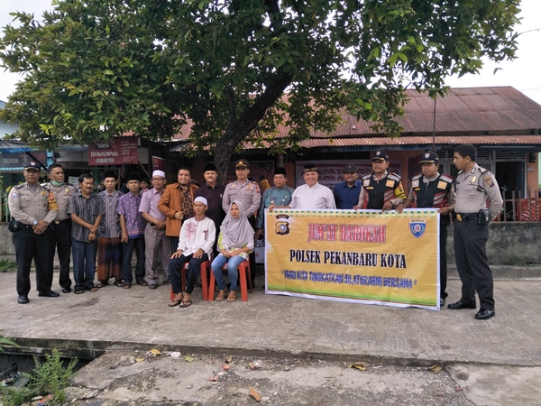 Permalink ke Jum’at Barokah : Personil Polsek Pekanbaru Kota Galang Dana Bantu Janda Dua Anak