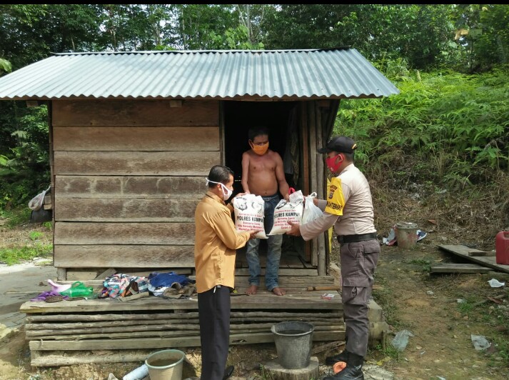 Permalink ke Kapolres Kampar Utus Bhabinkamtibmas Kirim Bantuan untuk Pak Udin di Desa Sei Silam