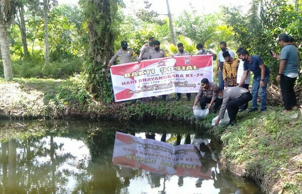 Permalink ke Jelang Hari Bhayangkara ke-74, Polsek Tapung Berikan 10 ribu Bibit Ikan Di Desa Sei Lambu Makmur