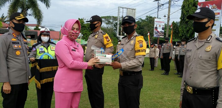 Permalink ke Ketua Bhayangkari Riau Berikan 262 Pasang Face Shield dan Sarung Tangan Untuk Bhabinkamtibmas di Kampar