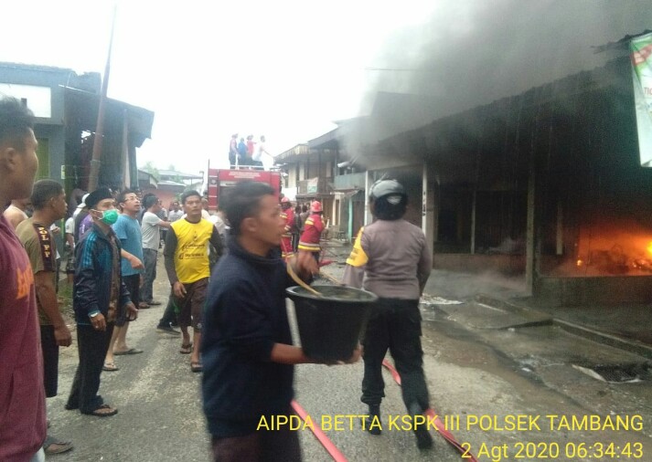 Permalink ke 3 Ruko di Pasar Danau Bingkuang Terbakar, Anggota Polsek Tambang dan Warga Bantu Pemadaman