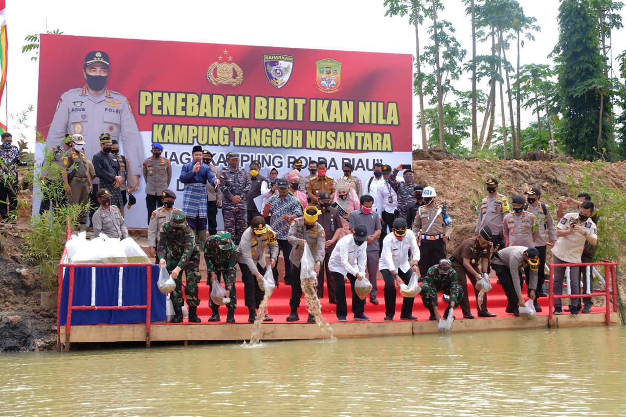 Permalink ke Kabaharkam Polri Komjen Agus Andrianto Apresiasi Keberhasilan Program Jaga Kampung Polda Riau.
