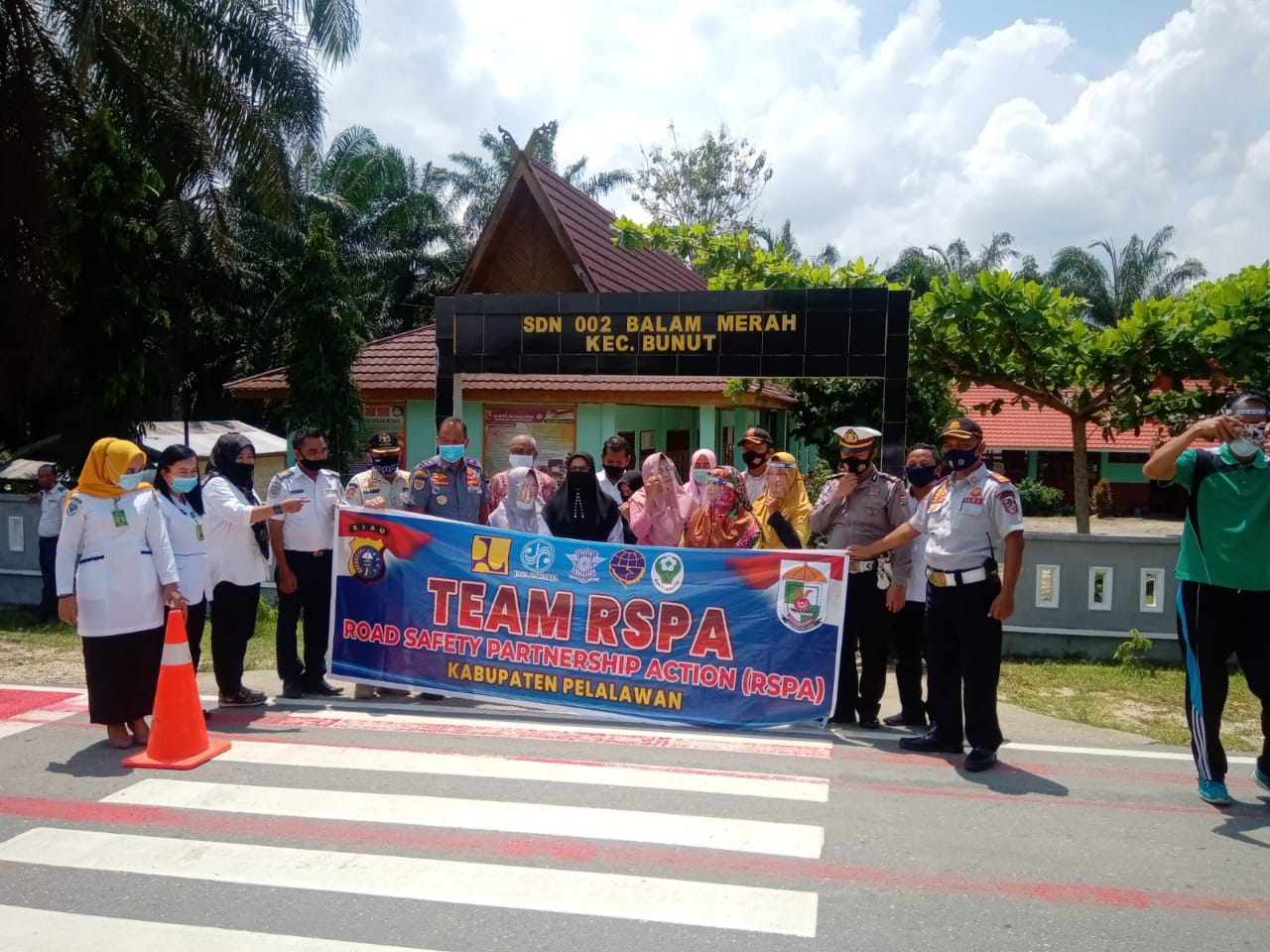 Permalink ke Dikemas Lantas Bersama Team RSPA Kabupaten Pelalawan Buat Marka Zona Aman Sekolah