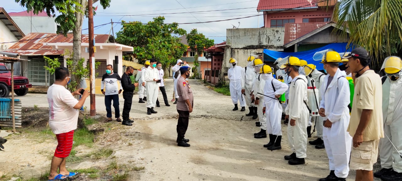 Permalink ke Kelurahan Tuah Madani Bersama Tim Brimob Polda Riau Lakukan Penyemprotan Disinfektan