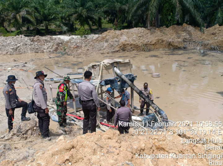 Permalink ke Polres Kuansing Bersama TNI Dan Pemerintah Desa Bersinergi Tertibkan PETI Di Desa Marsawa