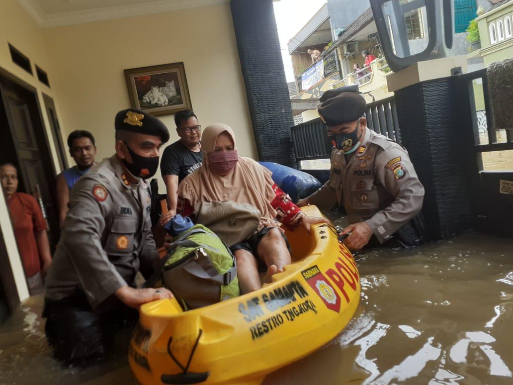 Permalink ke Wujud Negara Hadir, Personel TNI-Polri Dikerahkan Bantu Korban Banjir