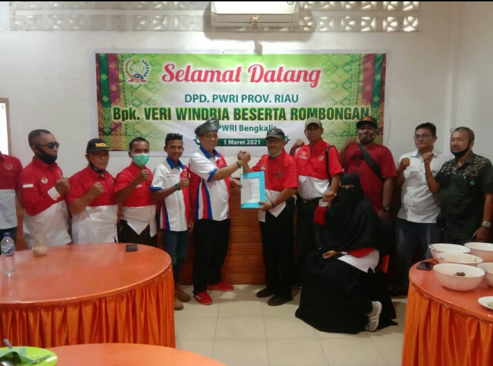 Permalink ke DPD PWRI Riau serahkan SK ke Pengurusan DPC Siak