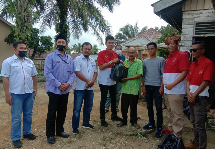 Permalink ke DPD PWRI Riau Bersama DPC PWRI Kuansing Berbagi Kepada Warga