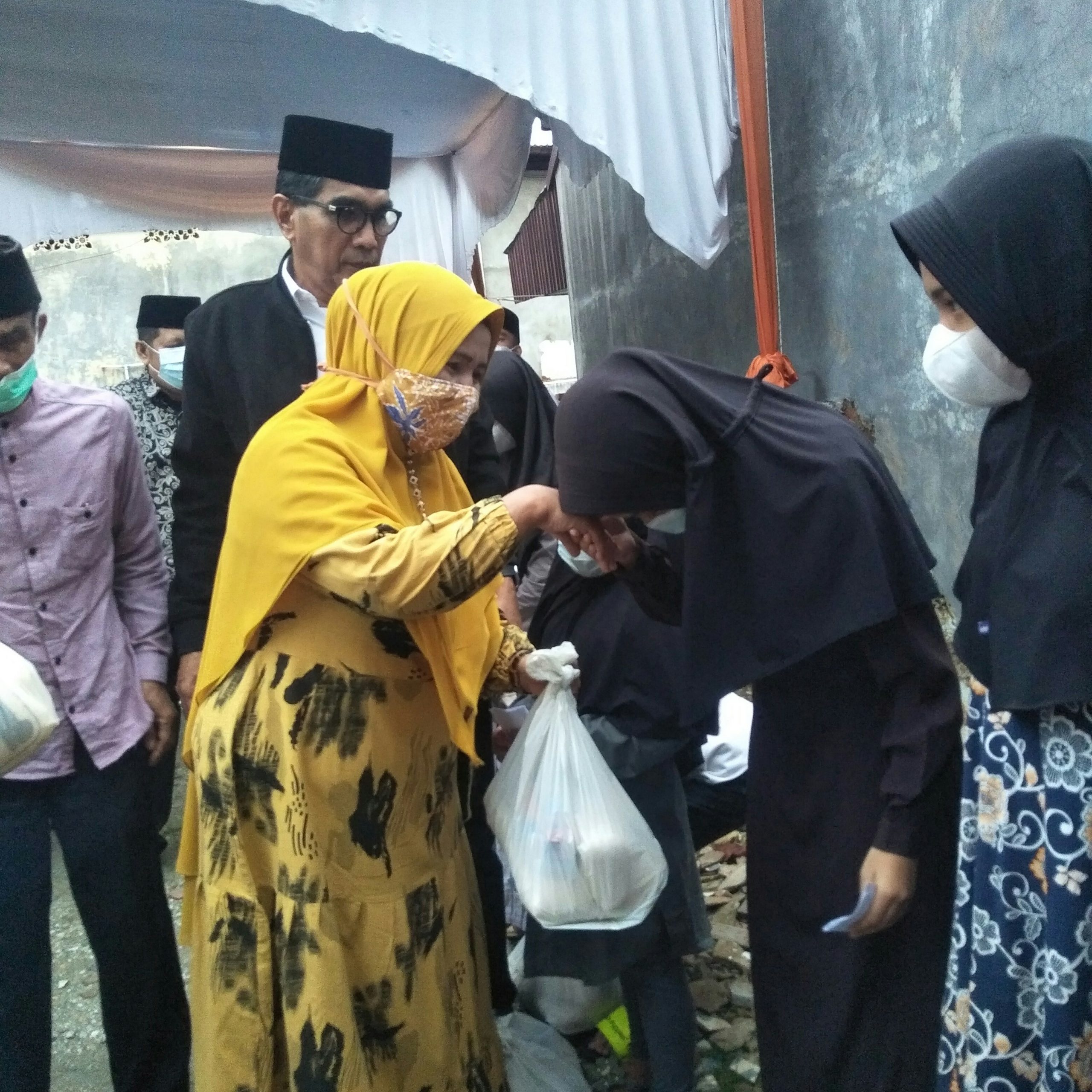 Ketua PC BKMT Pekanbaru Kota,Ermaneli menyerahkan santuan Anak Yatim