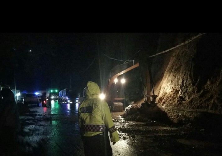 Permalink ke Longsor Minggu Malam di KM 77 Jalan Lintas Riau-Sumbar, Petugas Lakukan Buka Tutup Selama 3 Jam