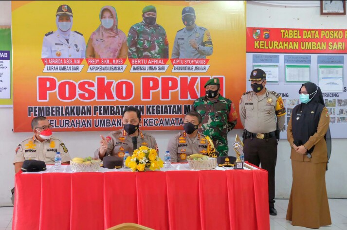 Permalink ke Kunjungi Posko PPKM Umban Sari, Wakapolri Komjen Gatot Ajak Warga Patuh Prokes.