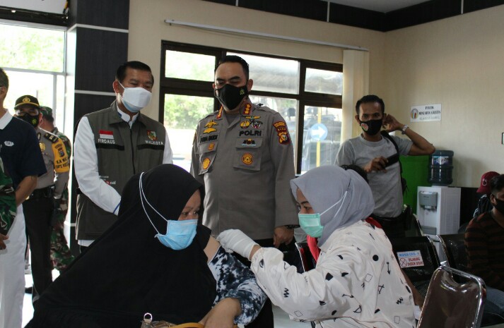Permalink ke Kapolresta, Walikota dan Dandim 0301 Tinjau Vaksinasi Massal di Mako Polresta Pekanbaru.