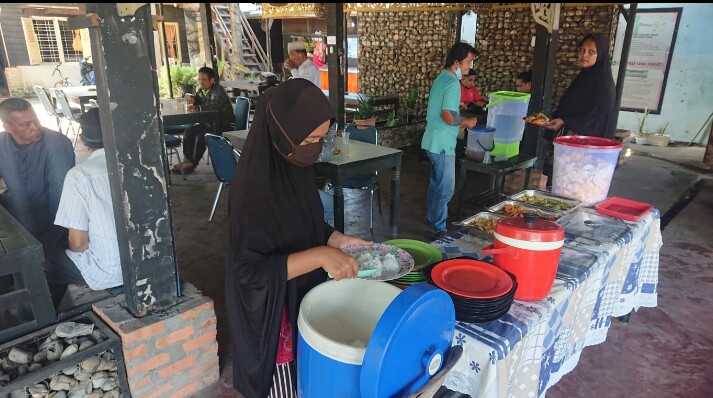 Permalink ke Jumat Barokah Satreskrim Polres Kampar, Sediakan Makan Siang Gratis Bagi Dhuafa di Kafe TSJ