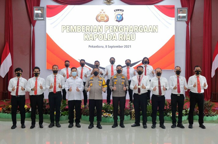 Permalink ke 41 Personel Berprestasi Mendapatkan Penghargaan Kapolda Riau