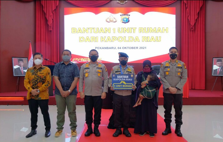 Permalink ke Jelang Masa Pensiun, Personel Brimob Menangis Dapat Rumah dari Kapolda Riau