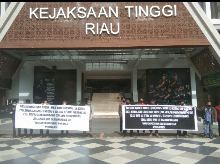 Permalink ke Geruduk Kejati Riau, Masyarakat Rohul Minta Anggota Dewan Sari Antoni di Proses