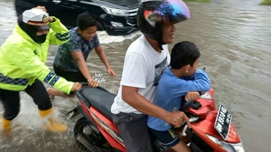Permalink ke Ditengah Hujan dan Banjir, Kasat Lantas Polres Dumai Dorong Motor dan Seberangkan Pelajar Sekolah