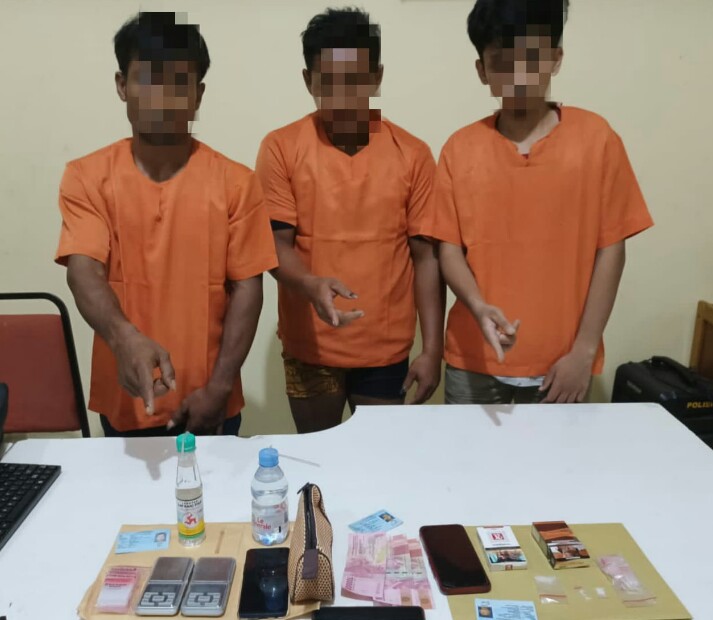 Permalink ke 3 Pelaku Narkoba Ditangkap Unit Reskrim Polsek Tapung Hilir di Desa Kota Bangun