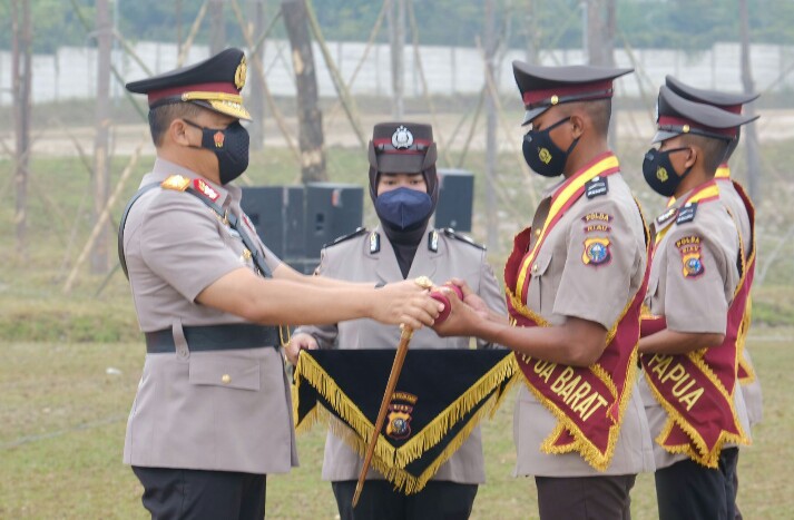 Permalink ke Lantik 449 Bintara Polisi, Kapolda Riau : Jadilah Polisi Yang Bermanfaat