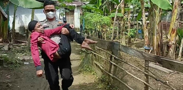 Permalink ke Keluarga Tak Punya Biaya, Polisi di Inhu Bopong Remaja Lumpuh dan Membawanya Berobat ke Rumah Sakit