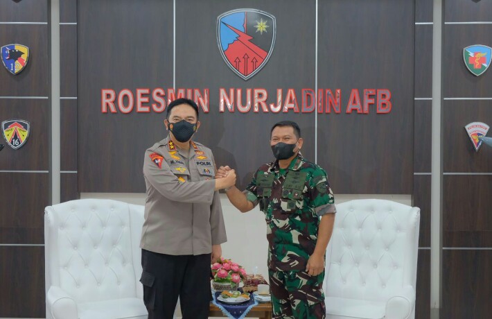 Permalink ke Kunjungan Ke Lanud Roesmin Norjadin Pekanbaru, Irjen M Iqbal Mendapat Cinderamata Spesial Komandan Lanud RSN