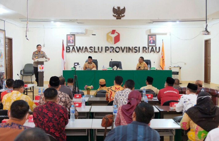 Permalink ke Kapolda Riau Irjen Iqbal Dalam Silaturahmi Dengan Bawaslu : Dua Integritas Karakter Harus Berjalan Seimbang