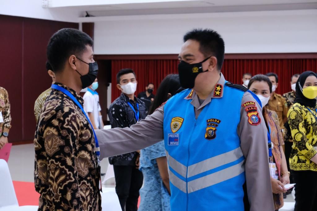 Permalink ke Tanda Tangani Pakta Integritas, Peserta Seleksi Polri Sumber Sarjana Dimulai. Kapolda Riau : Terapkan Skema dan Tahapan Seleksi Yang Terbaik.