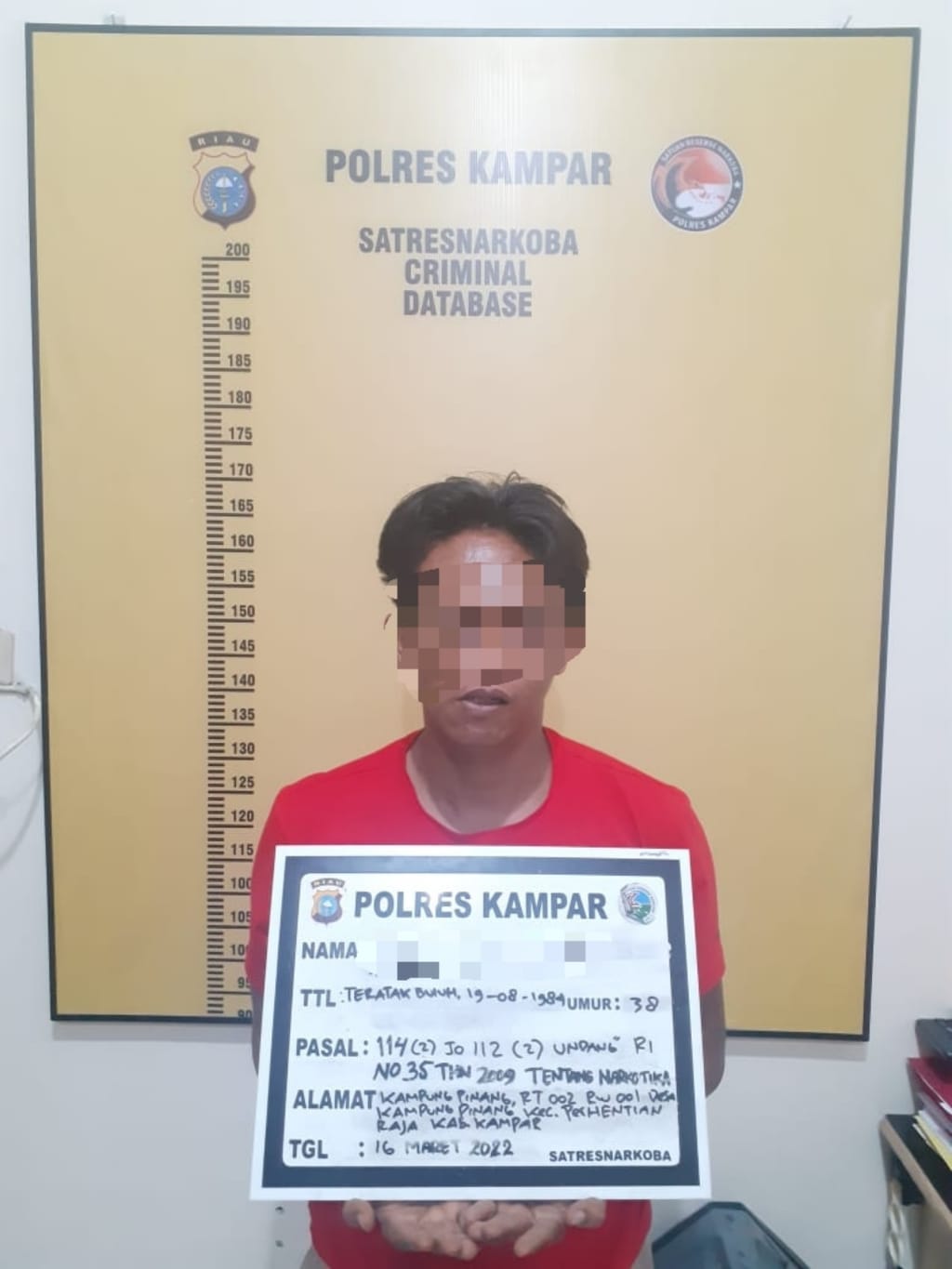 Permalink ke Akhirnya DPO Narkoba Desa Kampung Pinang ini Ditangkap saat Sembunyi di Rumahnya.