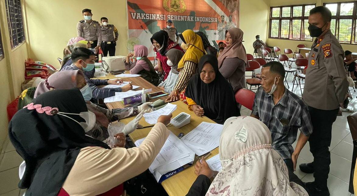 Permalink ke Waka Polres Kampar Tinjau Vaksinasi Serentak Indonesia di Salo dan Ikuti Vidcon dengan Kapolri