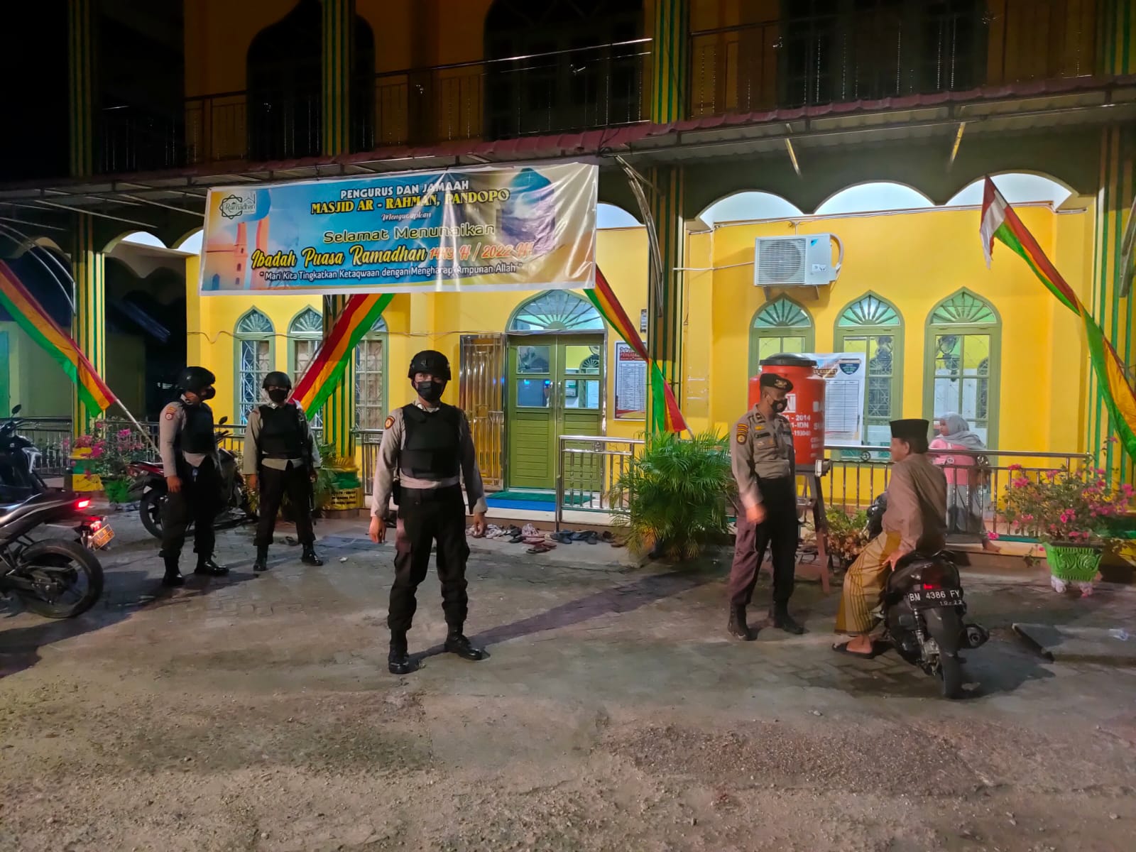 Permalink ke Antisipasi Kejahatan C3 Saat Ibadah Ramadhan, Tim Tembak Gencar Patroli di Masjid