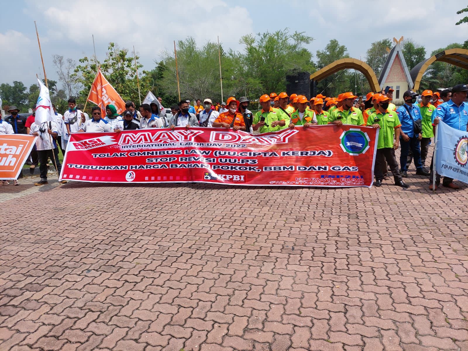 Permalink ke Dikawal Aparat Kepolisian, Deklarasi Buruh di Stadion Kaharudin Nasution Pekanbaru Berjalan Aman dan Lancar
