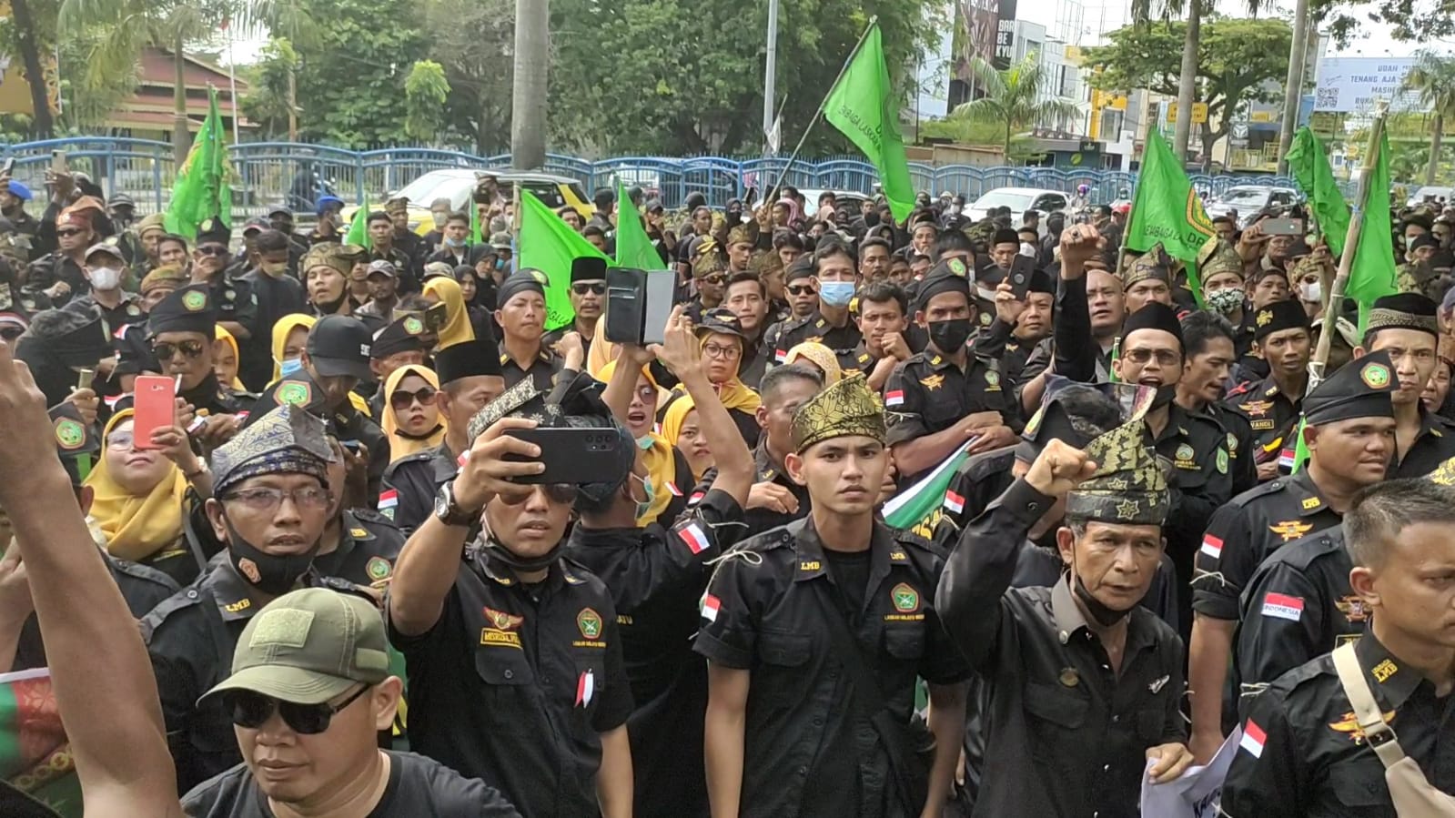 Permalink ke Ribuan Massa LLMB dan Ormas Melayu Gelar Aksi Damai Didepan Gedung DPRD