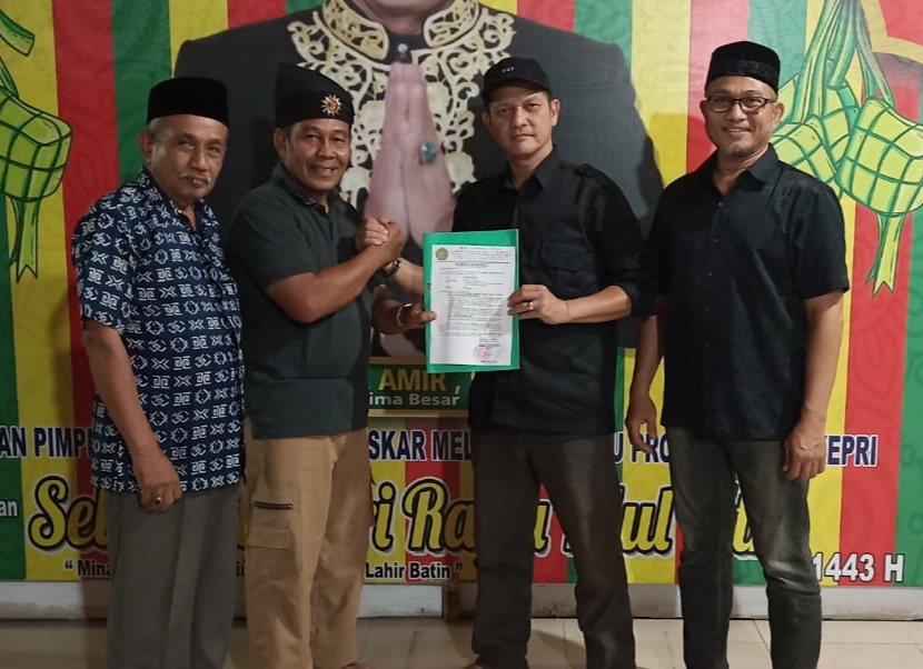 Permalink ke DPP Lembaga Laskar Melayu Bersatu (LLMB) Riau, Datuk Panglima Besar  Ismail Amir Serahkan Mandat Pada M Uzer Sebagai Datuk Panglima Muda DPD LLMB Kota Pekanbaru