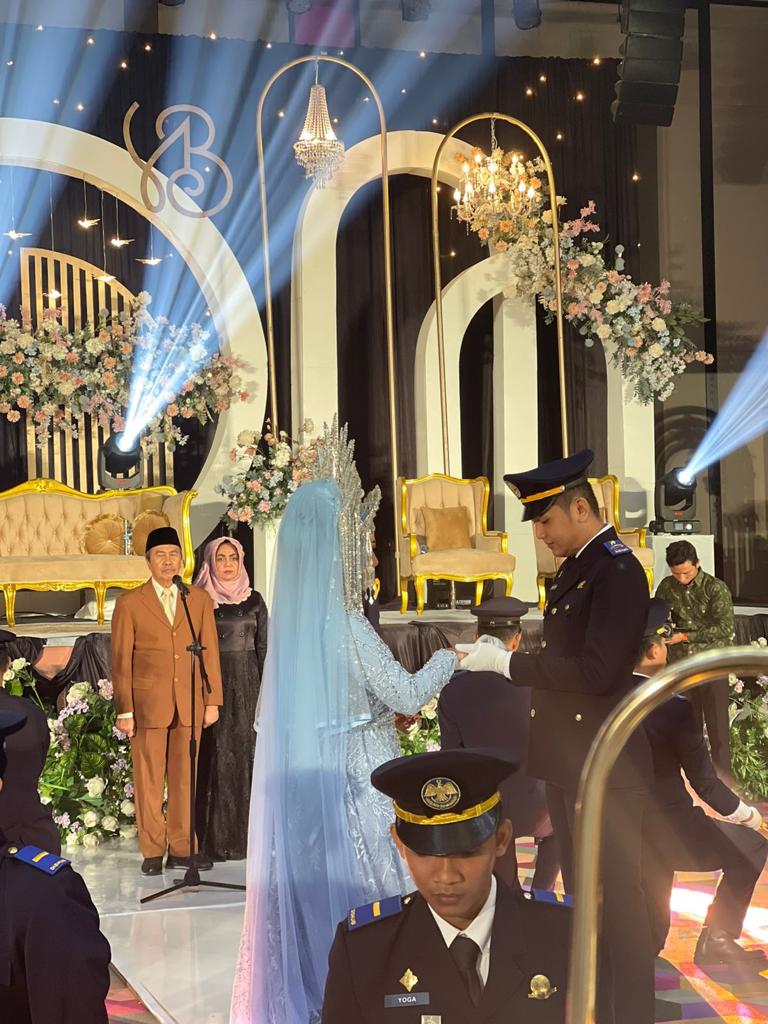 Permalink ke Gubernur Riau Menghadiri Resepsi Pernikahan Putra Sekdako Dumai ,Sekaligus Bertindak Sebagai Irup Prosesi Pedang Pora.