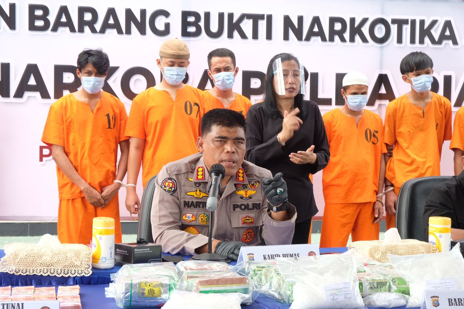 Permalink ke Perang Terhadap Narkoba, Polda Riau Kembali Bekuk 17 Tersangka Dengan Barang Bukti 48 KG Sabu