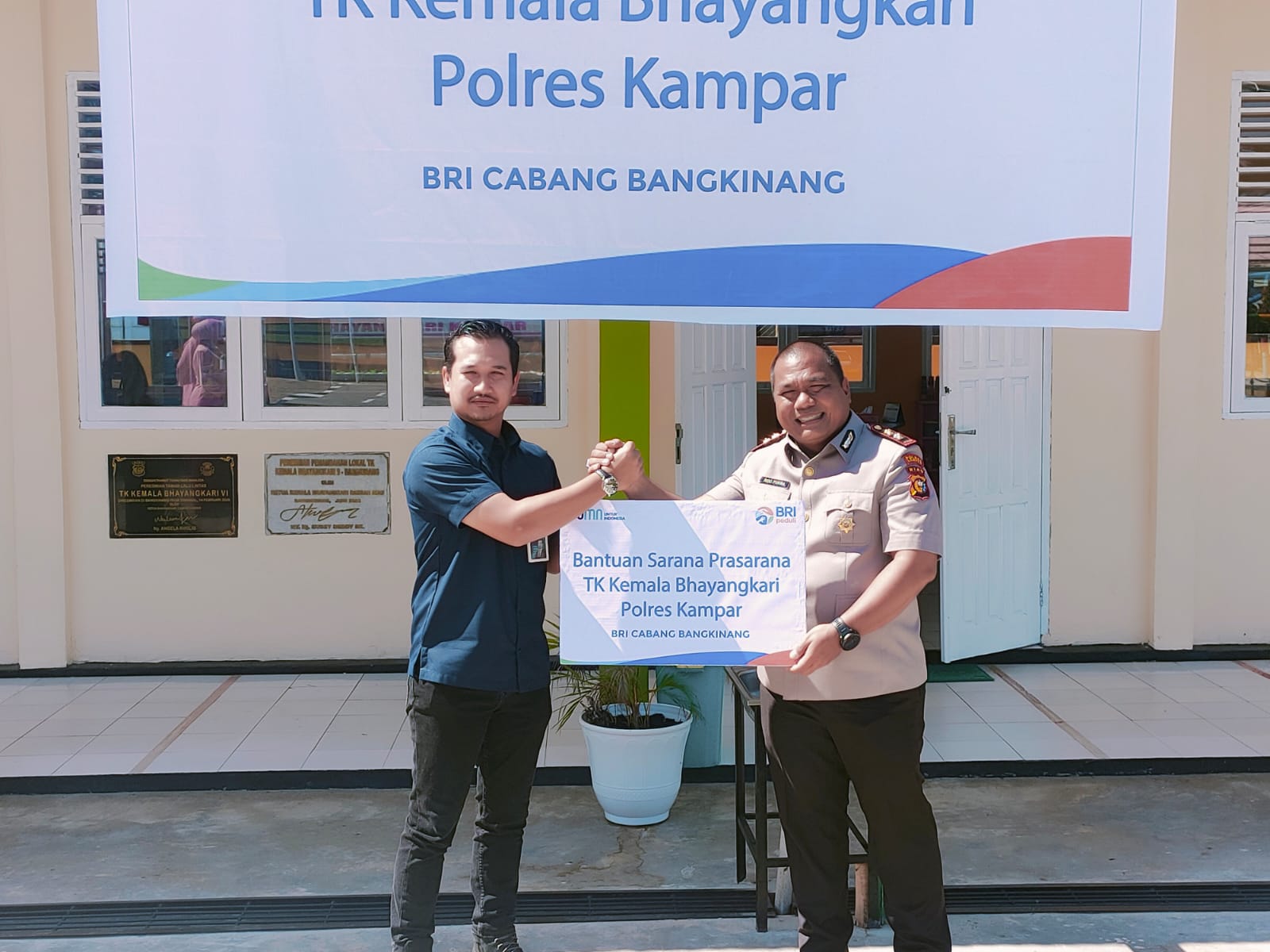 Permalink ke Kapolres didampingi Ketua Bhayangkari Kampar Menerima Bantuan Sarana Prasarana TK Bhayangkari dari BRI.