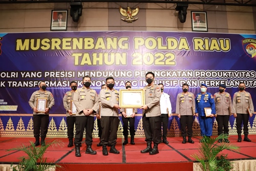 Permalink ke Polresta Pekanbaru Terima Tiga Penghargaan Dari Polda Riau Dan Kemenpan RB