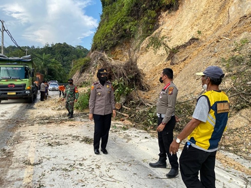 Permalink ke Kapolsek Bangkinang Barat Pantau Lokasi Longsor di Bahu Jalan Lintas Sumbar-Riau