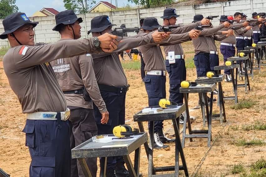 Permalink ke Tingkatkan Kemampuan, Petugas Lapas Kelas II A Pekanbaru Latihan Menembak