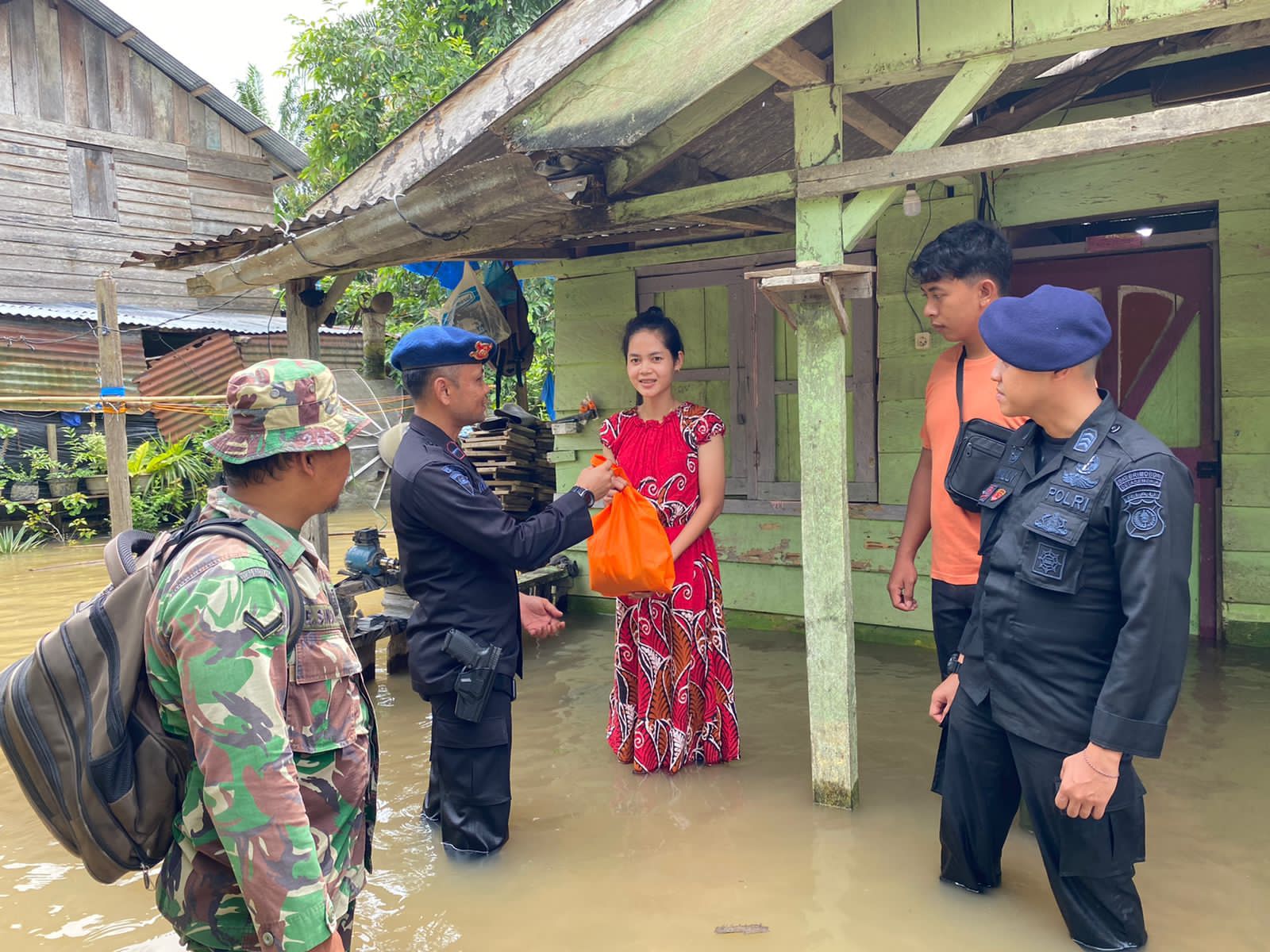 Permalink ke Bersama TNI, Personel Brimob Batalyon C Pelopor Bantu Warga Korban Banjir di Batang Gangsal Inhu