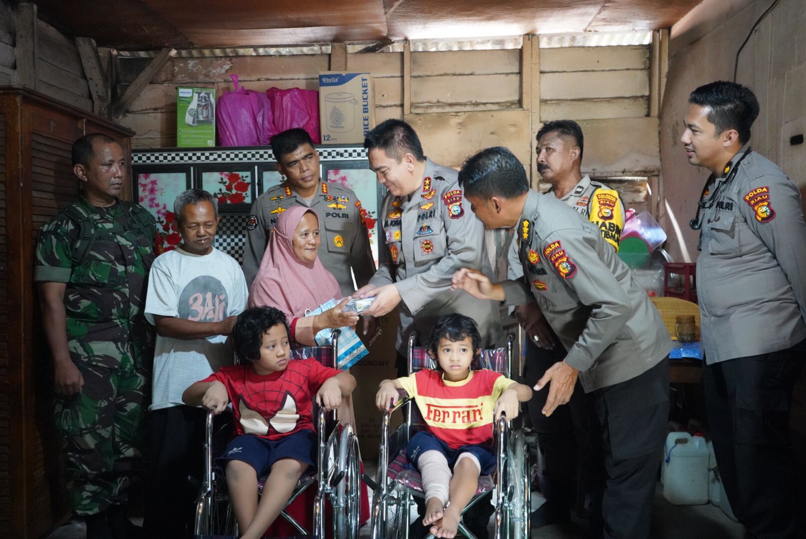 Permalink ke Dua Adik Beradik di Pekanbaru Menderita Rapuh Tulang, Kapolda Riau Irjen Iqbal Berjanji Lakukan Intervensi Pengobatannya.